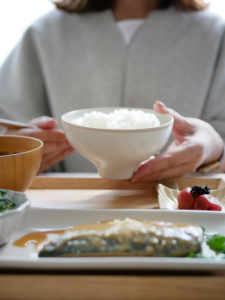 sarasa design×イブキクラフトの手作り陶器ご飯茶碗。サイズは大（最大径13.5×7cm）、中（最大径12×6.5cm）、小（最大径11.5×6cm）の3種類が揃っています。