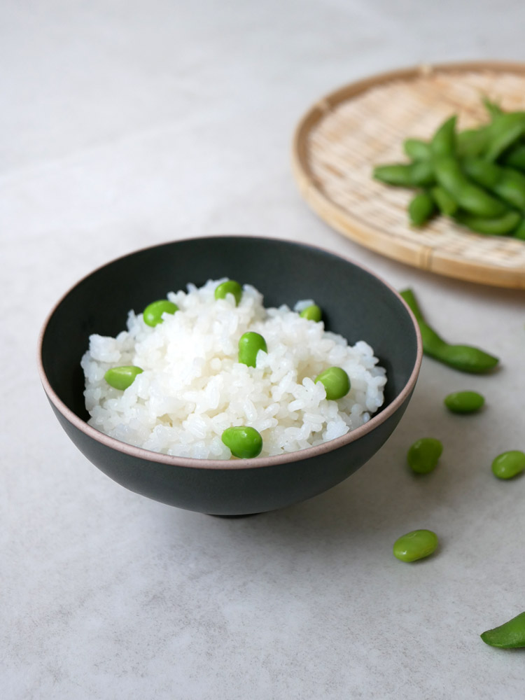 sarasa design×イブキクラフト製のシンプルな白色陶器ご飯茶碗、テーブルに美しく配置されている