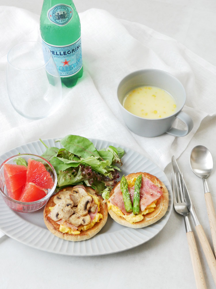 SAKUZANのSaraスープカップ。手作りの磁器製で自然な風合いを持ち、約350mlの容量があるシンプルで温かみのあるデザインのカップ。