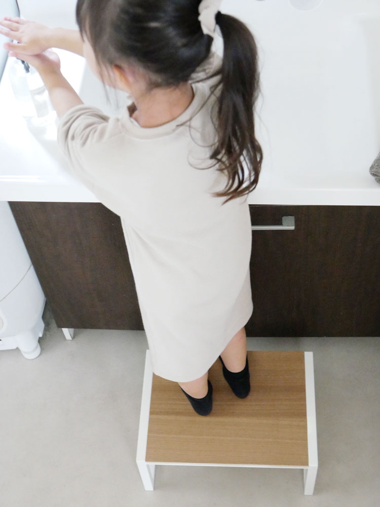 towerブランドのスチール製室内用踏み台