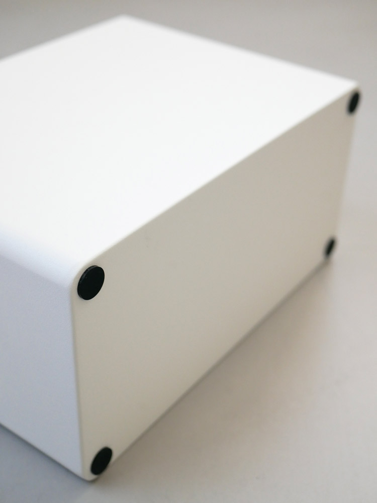 towerブランドのスチール製救急箱