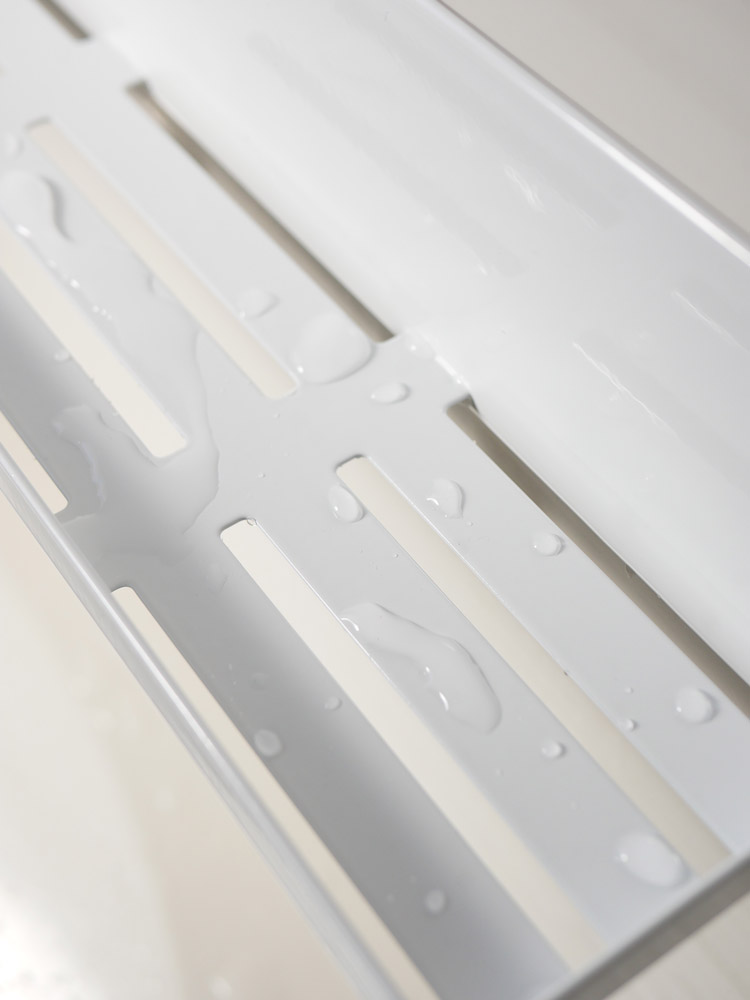 マグネットで取り付けられたタワー型バスルームラック