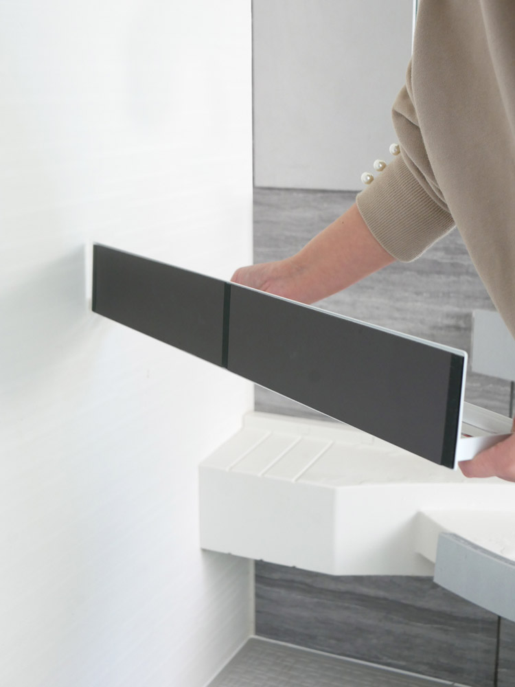 タワーのロングマグネットバスルームラックが壁に取り付けられている