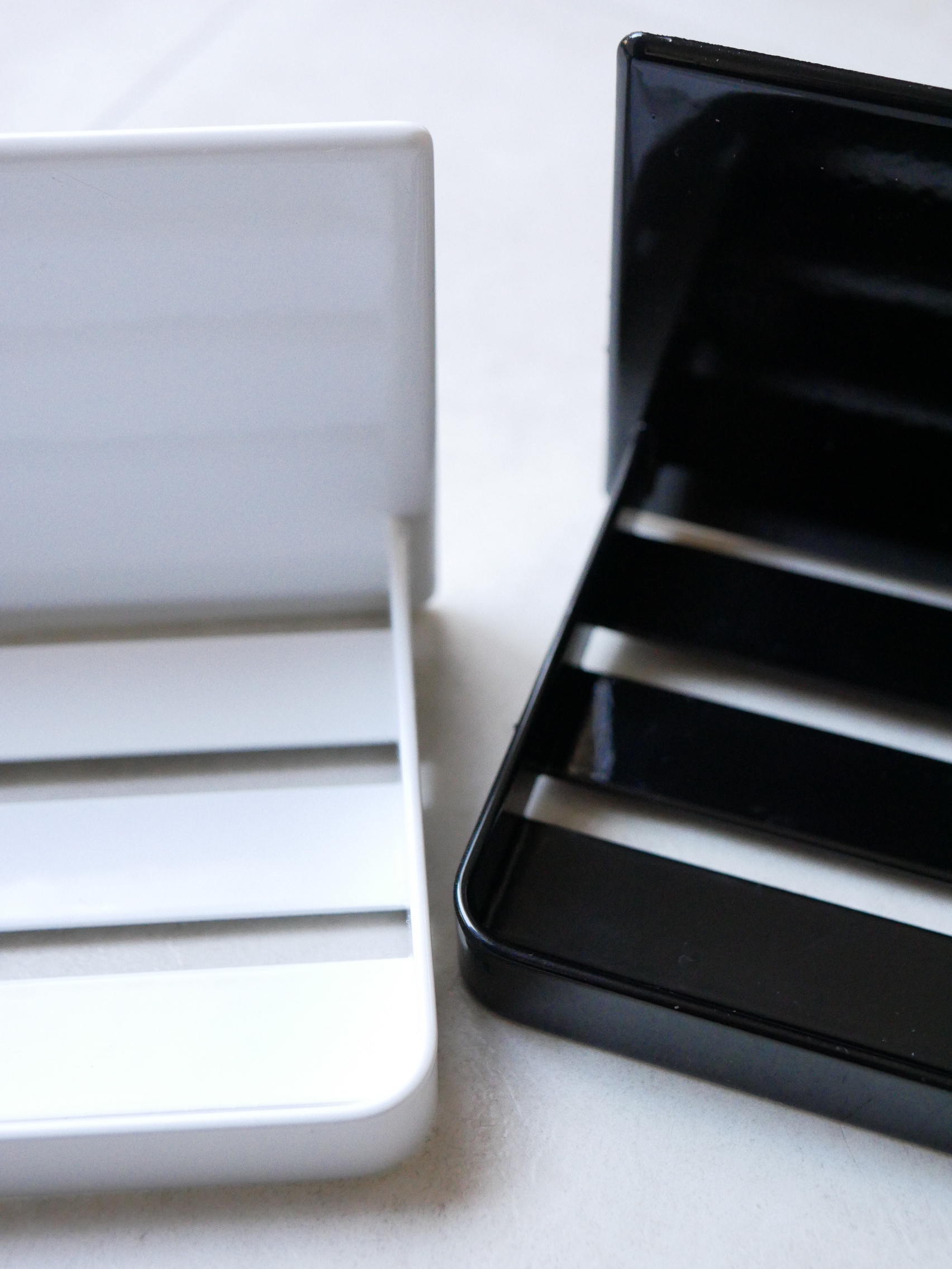 タワーのマグネットバスルームラックが壁に設置されている様子