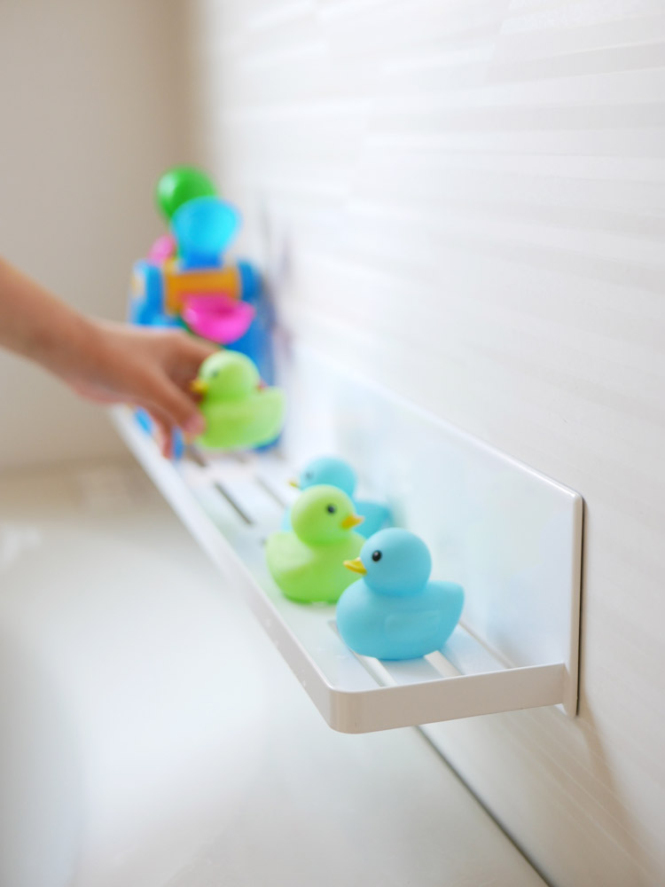 towerマグネットバスルームラックロングが浴室の壁に設置されている