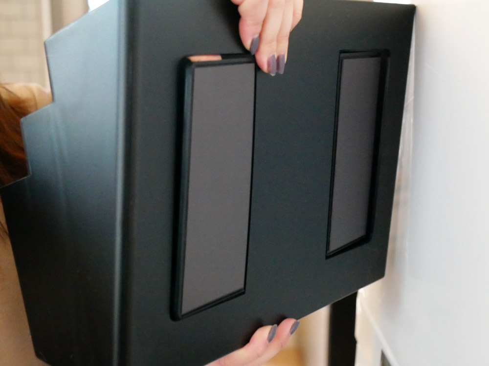 冷蔵庫に取り付けられた3段マグネット収納ポケット