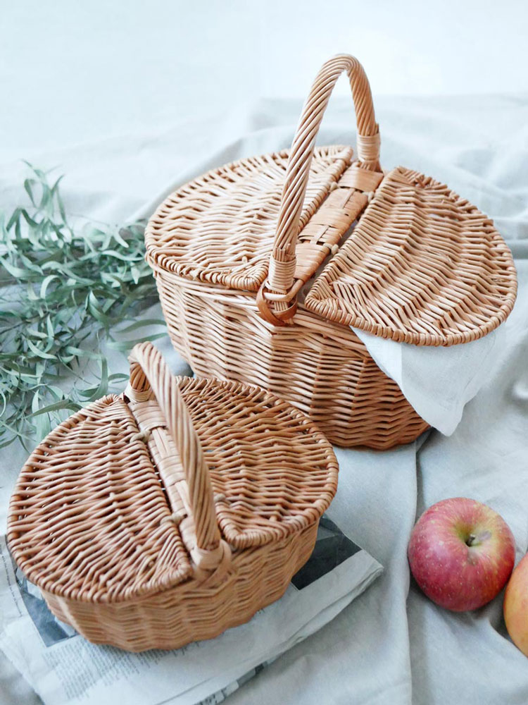 POSH LIVINGブランドの柳製ダブルフラップ付きウィッカーバスケット。蓋が付いており、収納やディスプレイに適したデザイン。