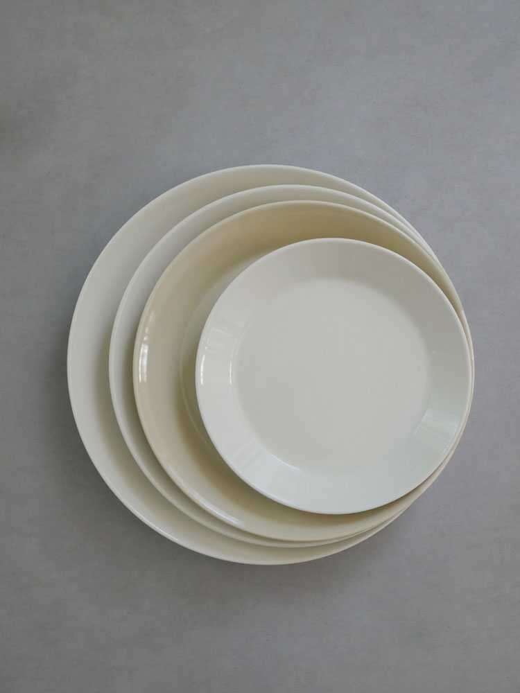 イッタラティーマシリーズの白磁プレート