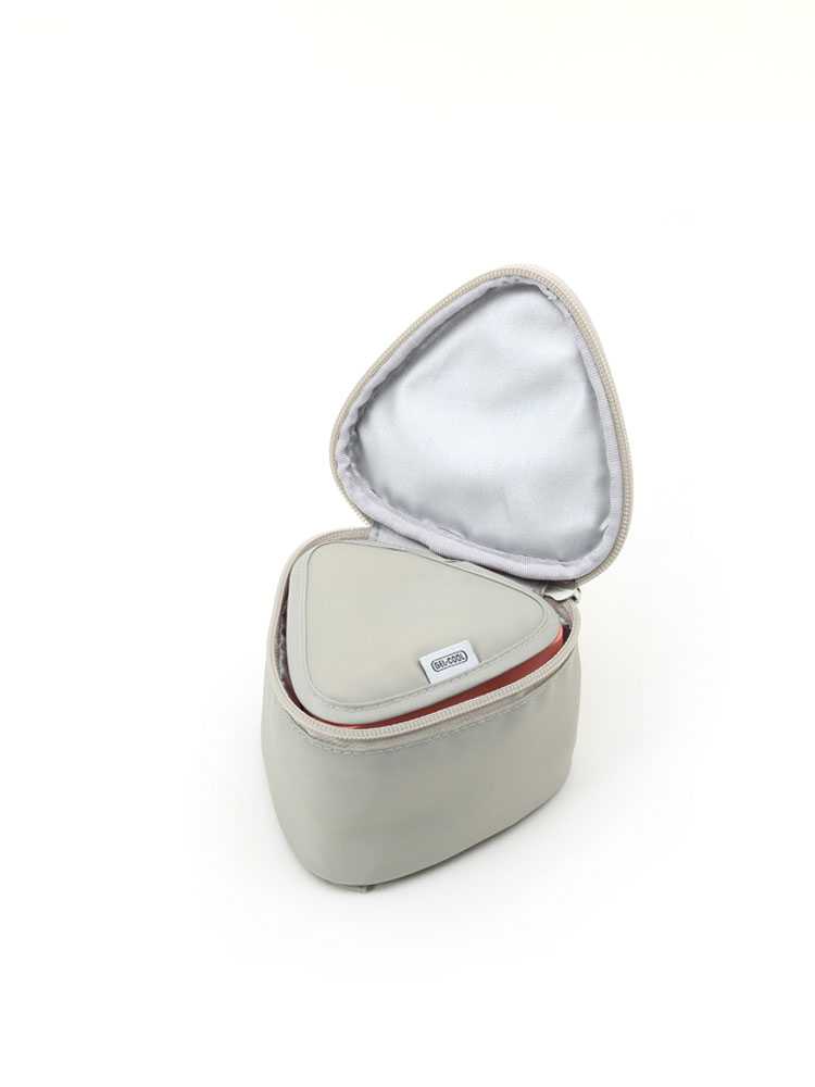 革製のランチボックスと銀色のコインパース