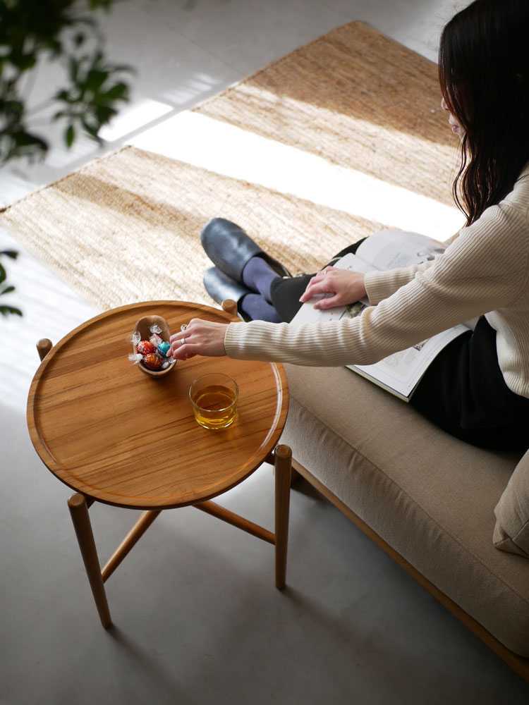 チーク材の折りたためるサイドテーブル