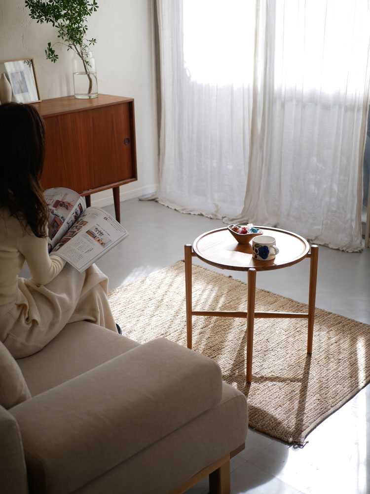 チーク材の折りたためるサイドテーブル