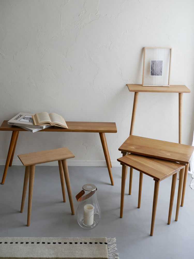 チーク材の折りたためるサイドテーブル