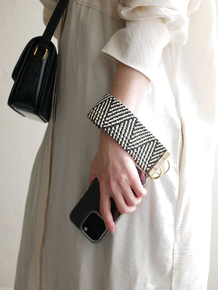 シニヨンのビニールリボン付きスマホハンドストラップ