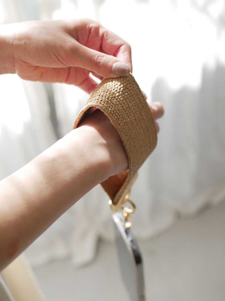 手首に巻かれたスマホハンドストラップ