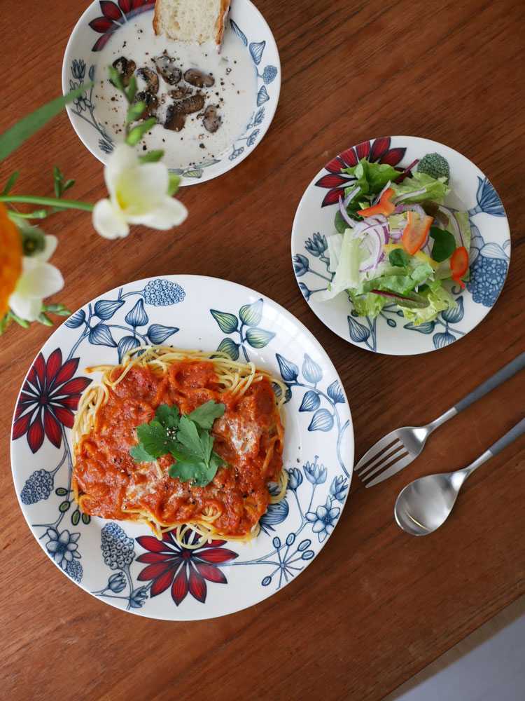 アラビアのルノサマーレイに盛られた料理