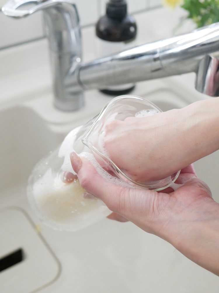 manaマーナ ダブルウォールカラフェがシンクに置かれている