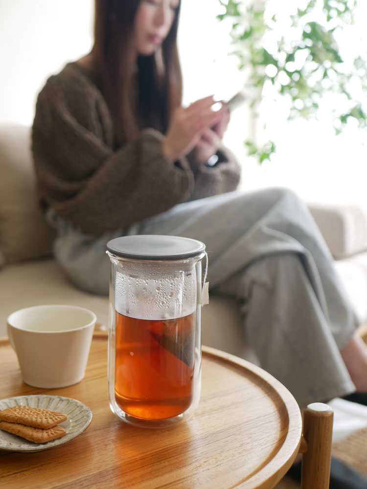mana/マーナ ダブルウォールカラフェに注がれた紅茶とティーカップ