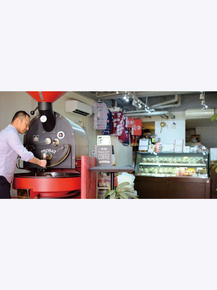 manaマーナのダブルウォールカラフェが置かれたレストランのテーブル