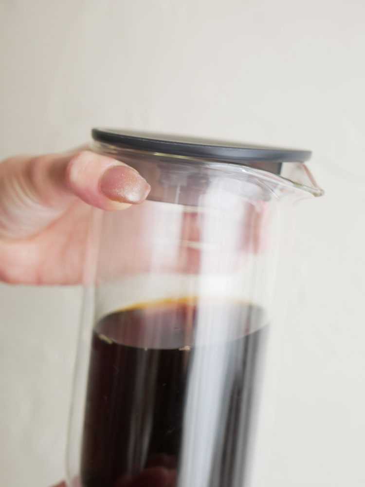 mana/マーナのダブルウォールカラフェに飲み物が注がれた様子