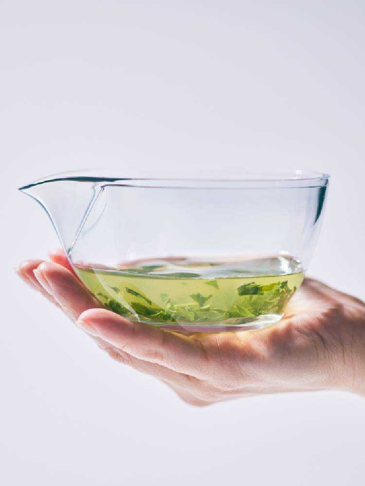 急須 CHASTAとボウル、グラスが並ぶキッチン