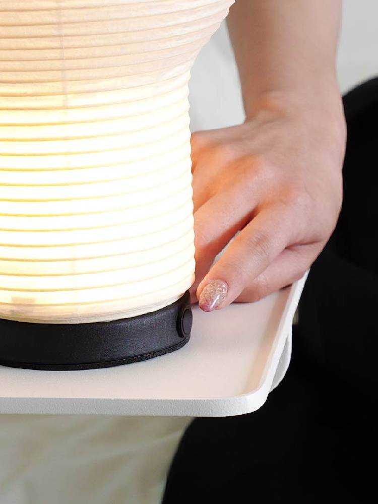 DI CLASSEボボリポータブルランプと木製フロア