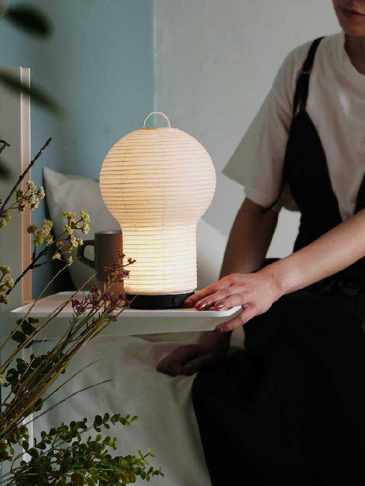 ボボリポータブルランプと椅子の静物写真