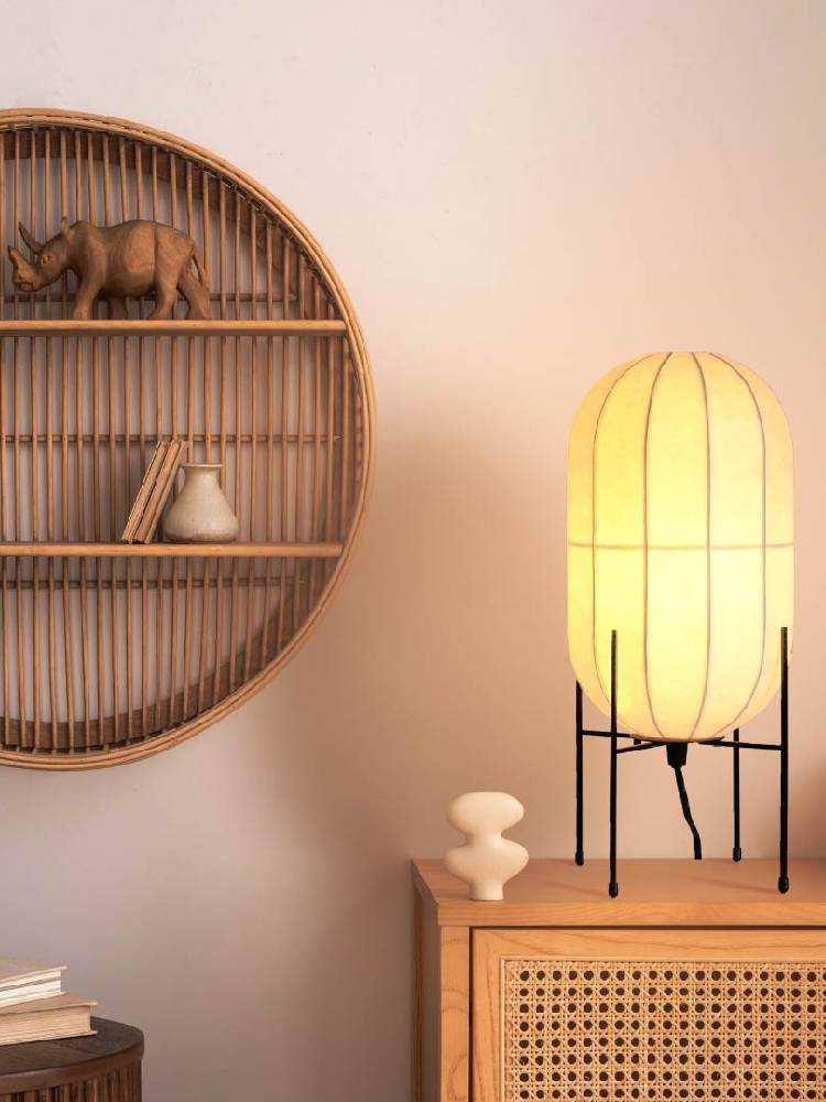 木製棚に置かれたDI CLASSEのOHテーブルランプ