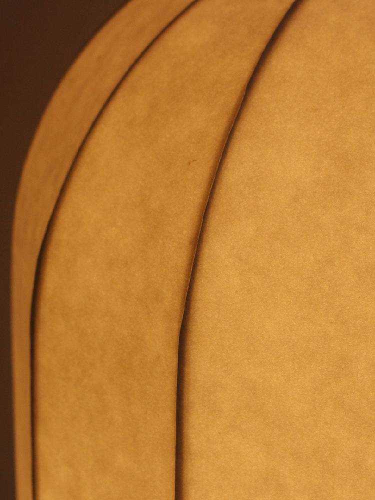 ブラウンの木目とレザーを用いたOHテーブルランプ