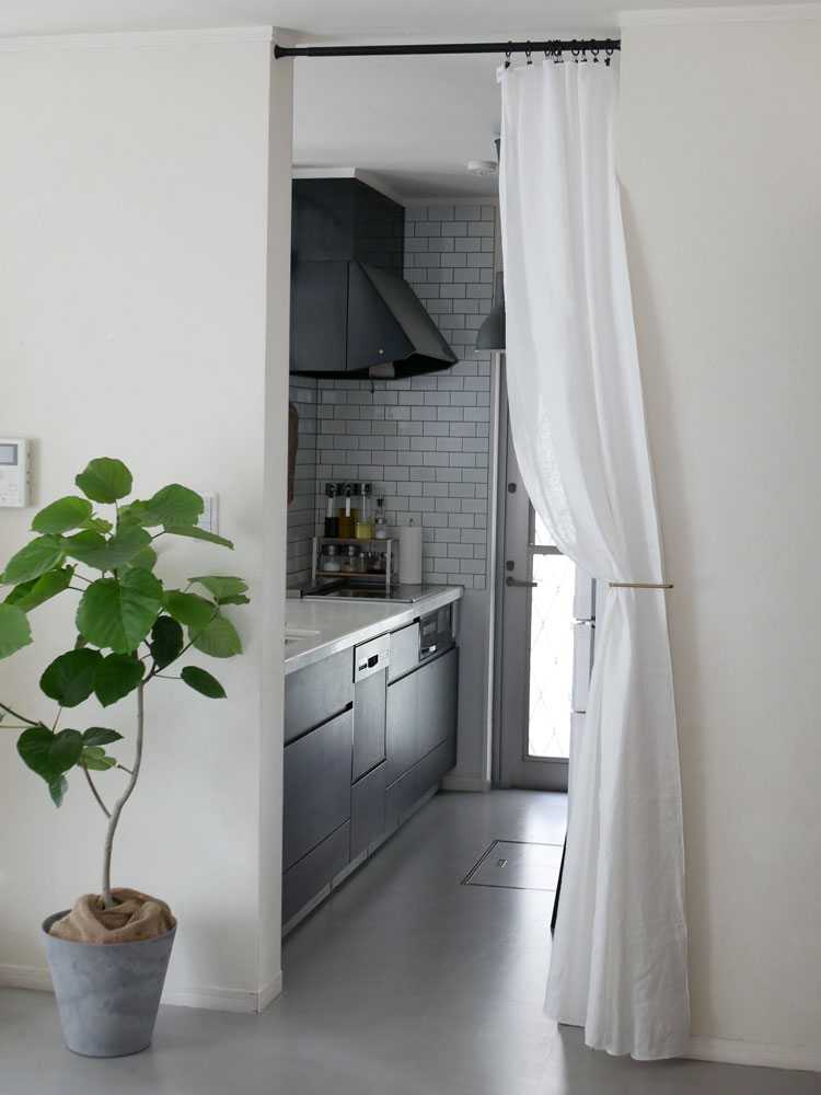 グレーの麻リネンレースカーテン2枚が窓に掛かった室内