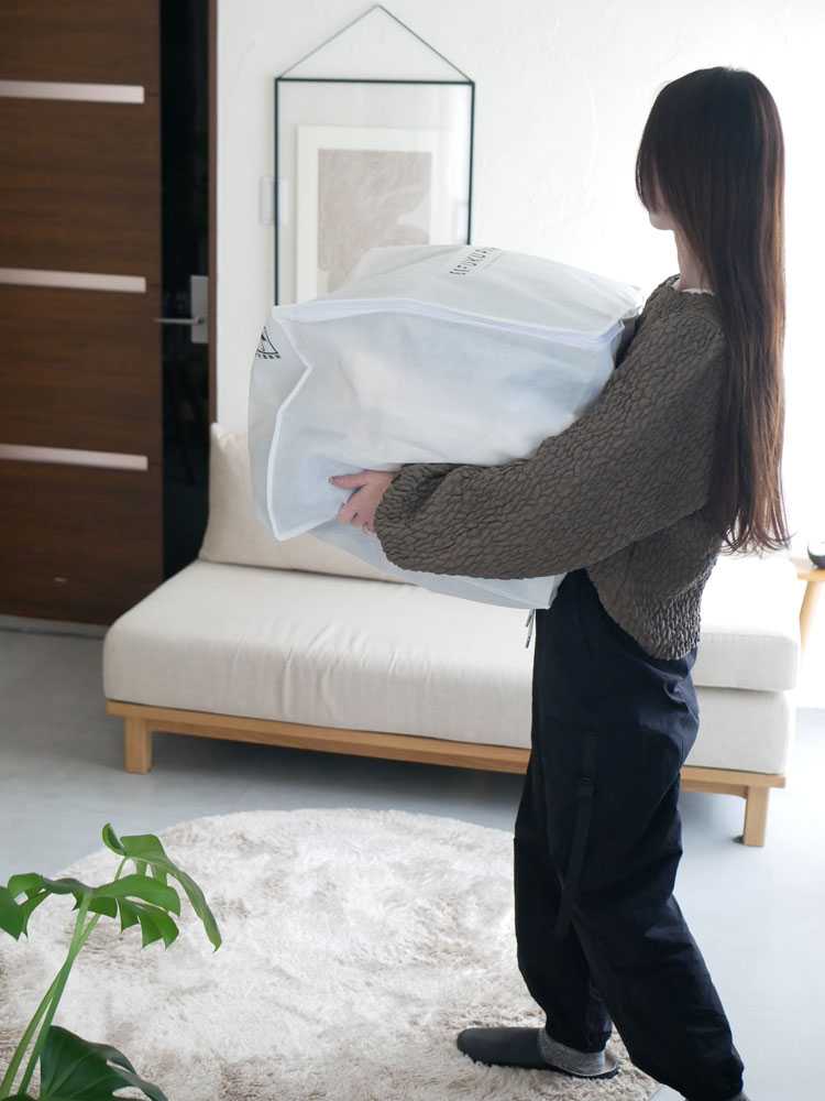 洗濯物を梱包するBIFUKUPACKのサービス風景