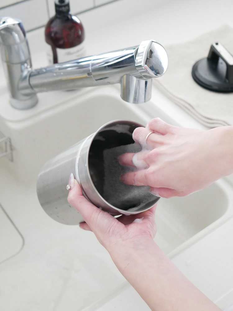 キッチンシンクに設置された密閉生ゴミキャニスター