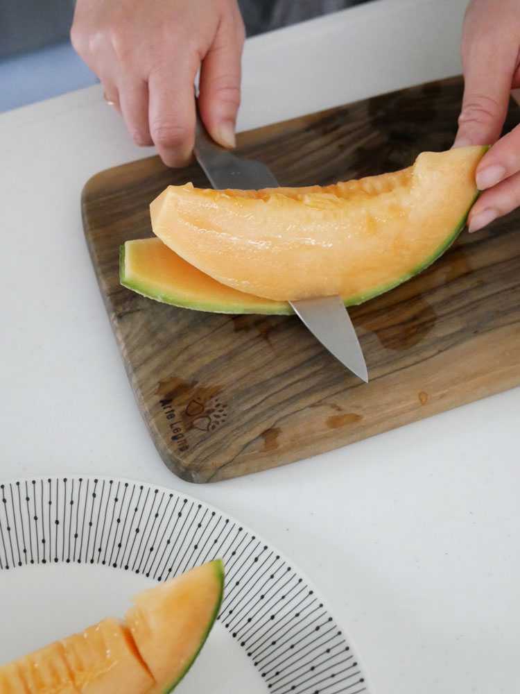 ハスタのキッチンツールと食材がカッティングボードに並ぶ