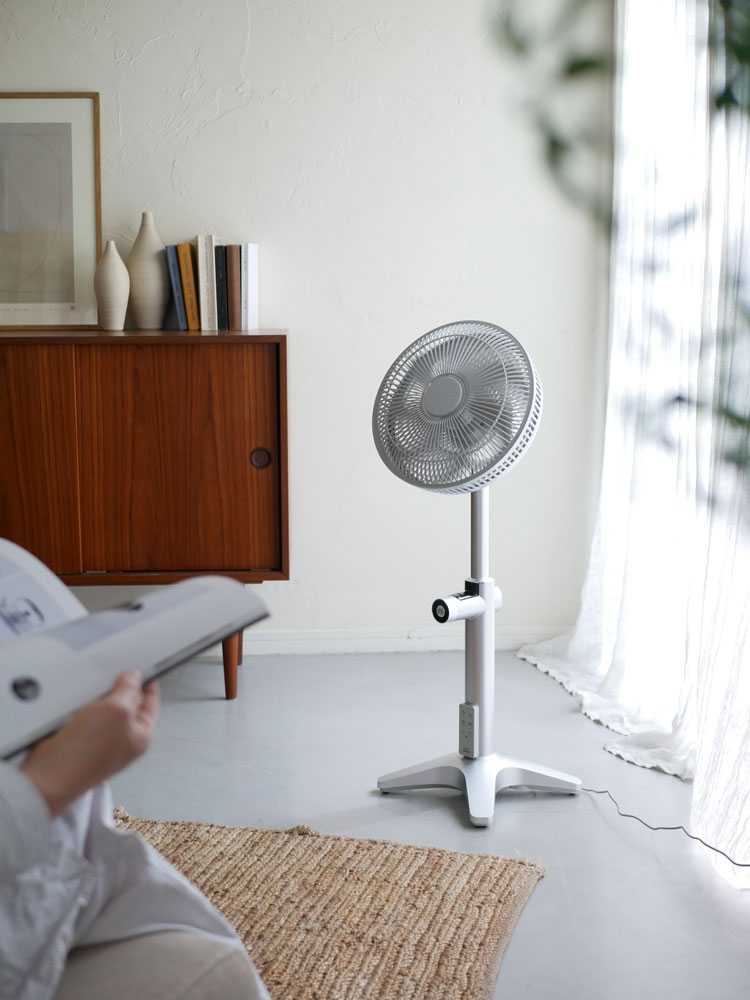 木の床に置かれたシルバーカモメファンと子供