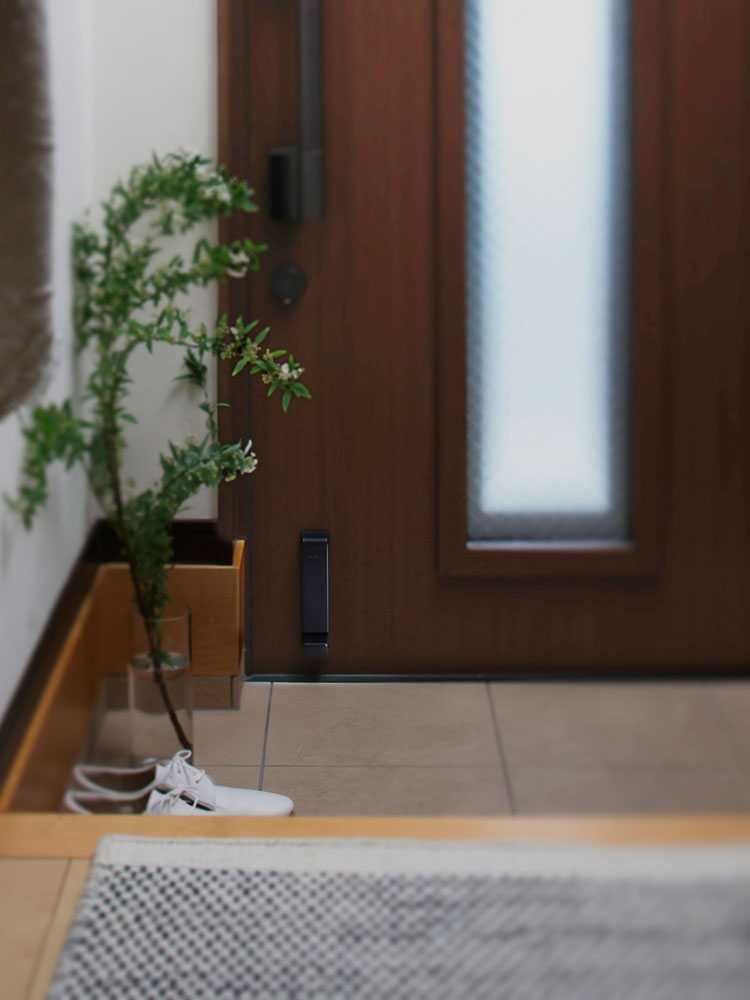 木製フローリング上に置かれたマーナのBKドアストッパー