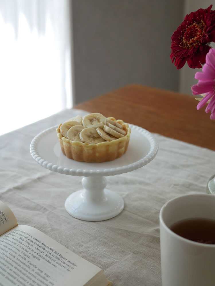 トフィーの食べられるプレートにデザートが盛られている様子