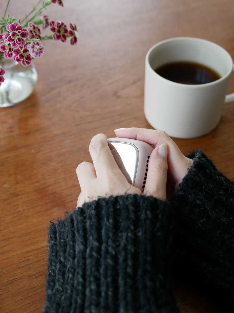 ライフオンプロダクツのアイスカイロとコーヒーカップ