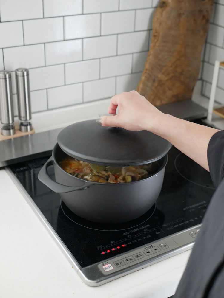 UNILLOYの軽い鋳物ホーロー鍋 日本製 キッチン用