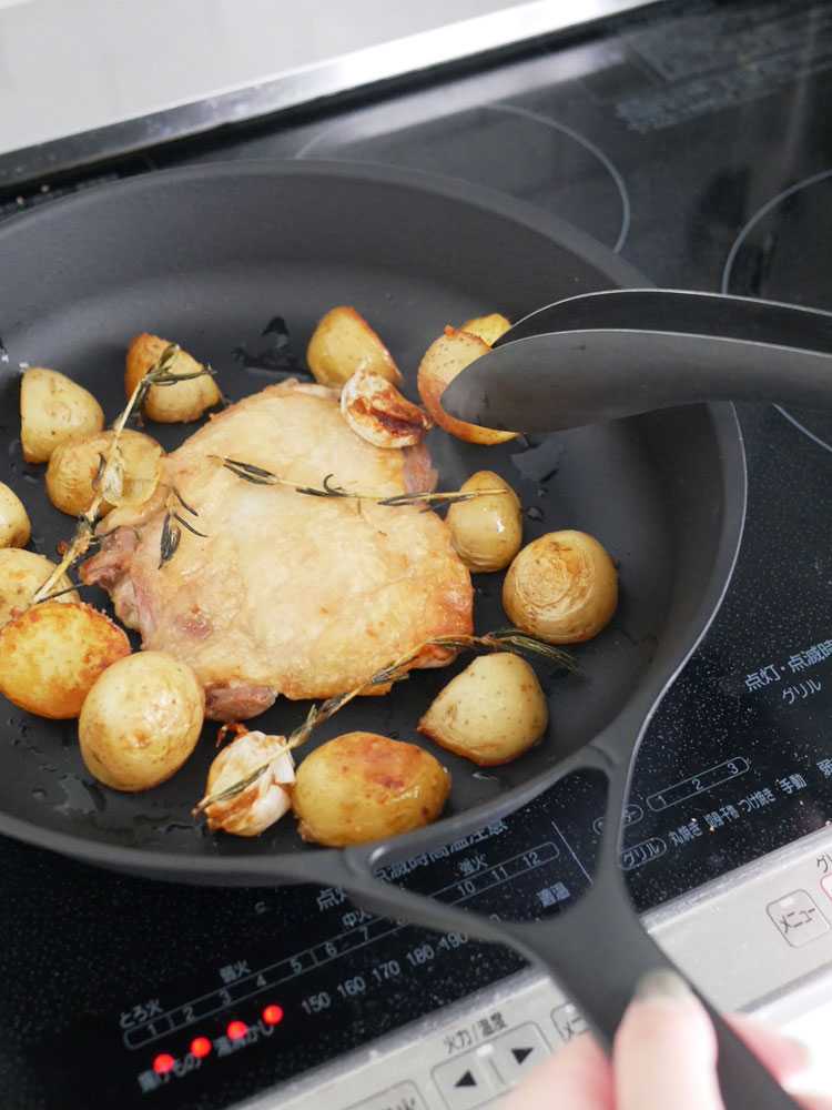 UNILLOYの26cmダクタイル鋳物フライパンとガラス蓋