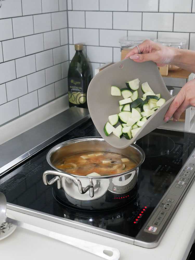 サレマのTPUカッティングボードと食材