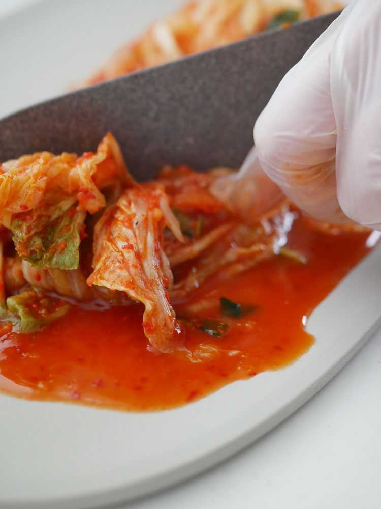 TPUカッティングボードにキムチや食材が並ぶ