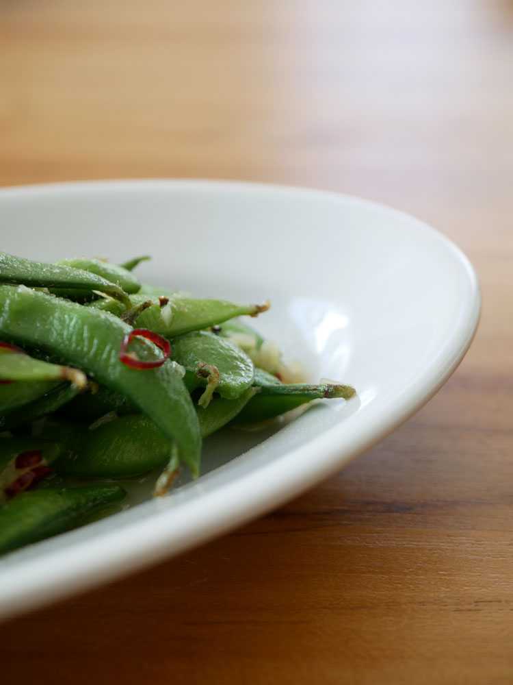 サタルニアチボリプレートに盛られた野菜と豆の料理