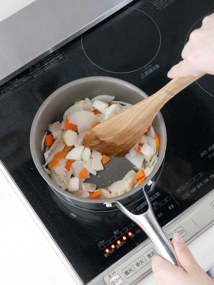 CORELLEのこびりつきにくいキャセロールフライパン