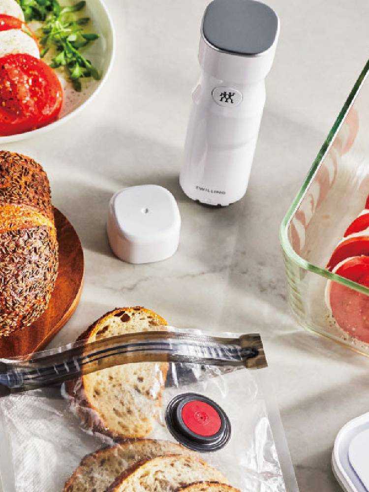 ZWILLING真空保存パック機本体とUSBケーブル