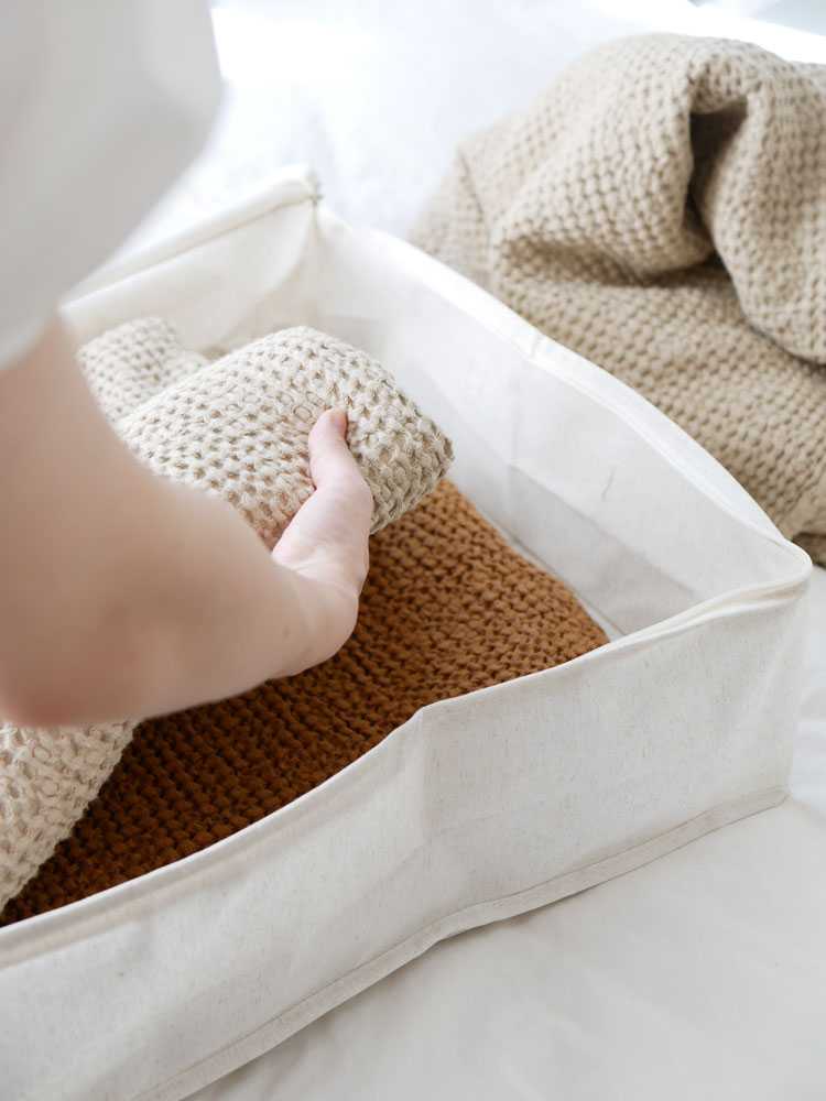 羽毛布団収納ケースと除湿シートのセット