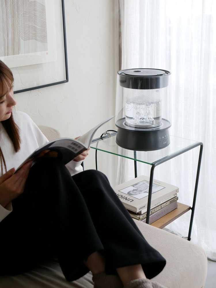 QUADSクワッズガラススチーム加湿器がテーブル上に配置された様子