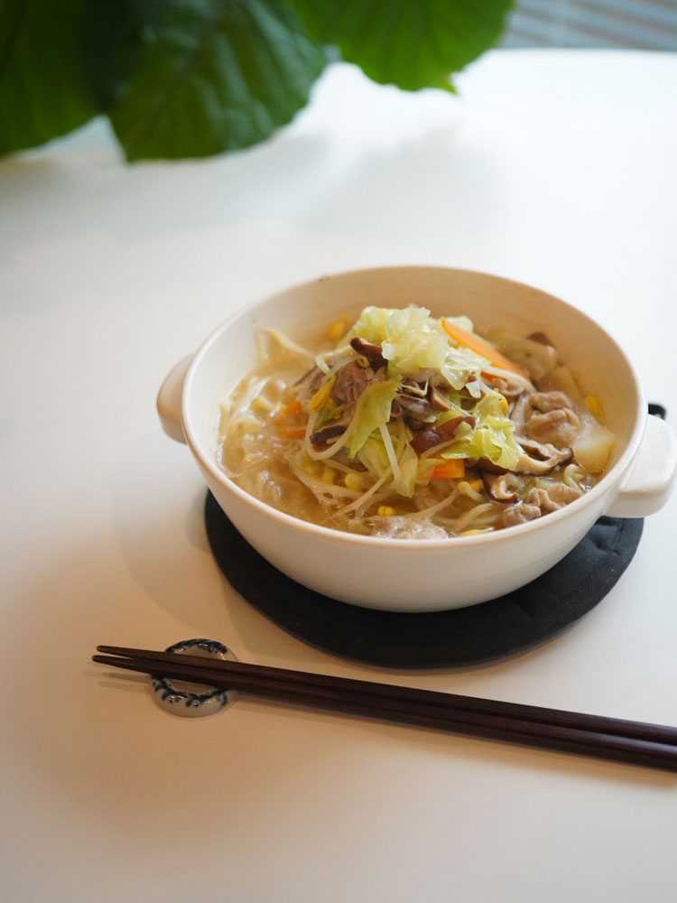 直火のラーメン鍋と盛り付けられたラーメン