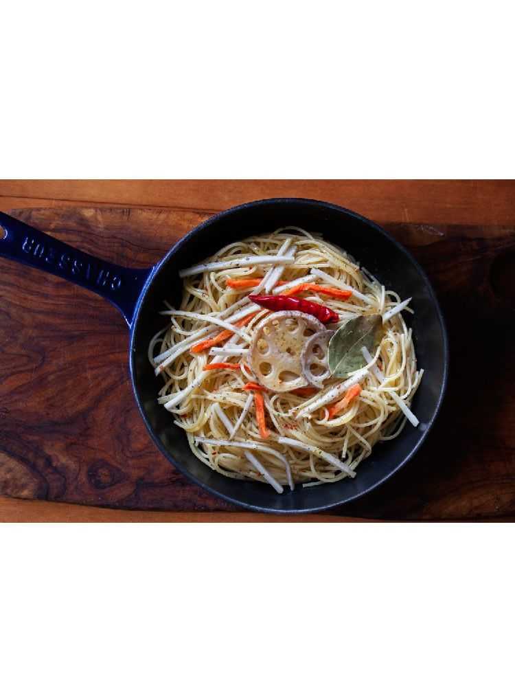 フライパン一つで作る簡単パスタの調理風景