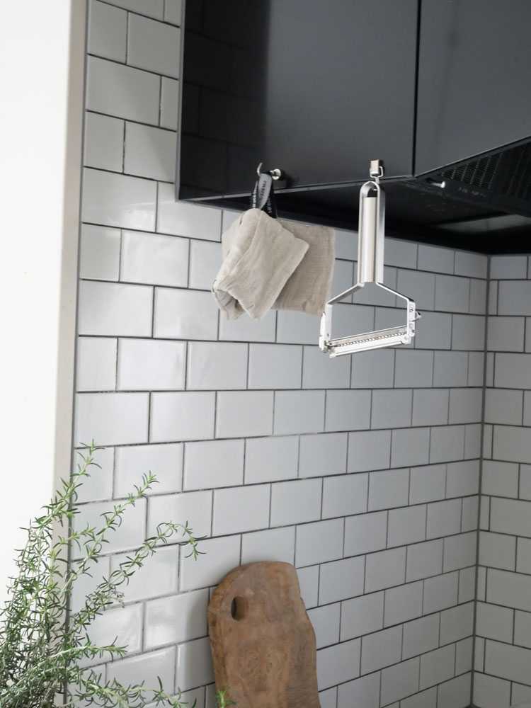 ワンタッチで替え刃交換！1本3役　ニュースピードピーラーの使用画像。