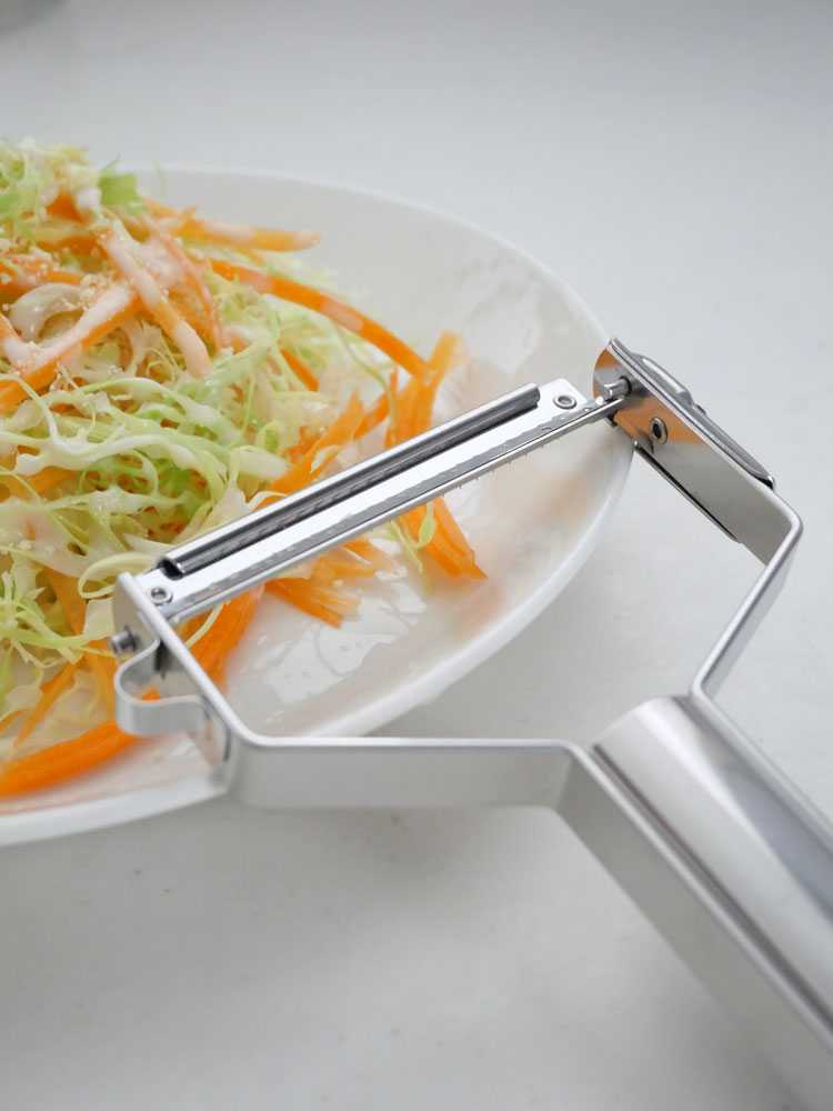 ワンタッチで替え刃交換！1本3役　ニュースピードピーラーの使用画像。