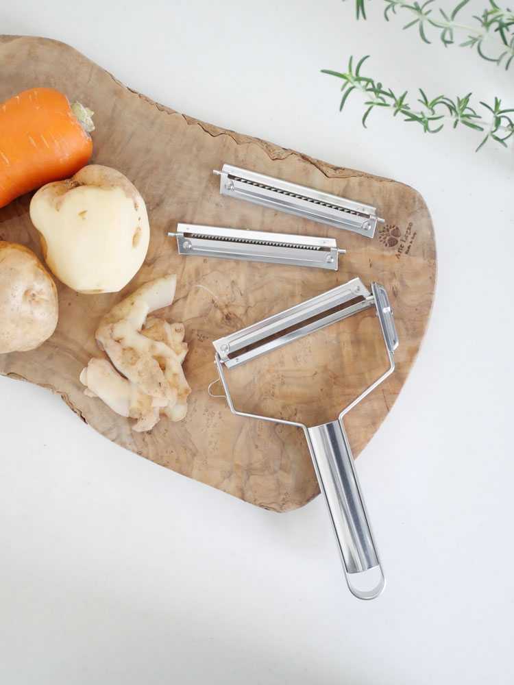 ワンタッチで替え刃交換！1本3役　ニュースピードピーラーの使用画像。